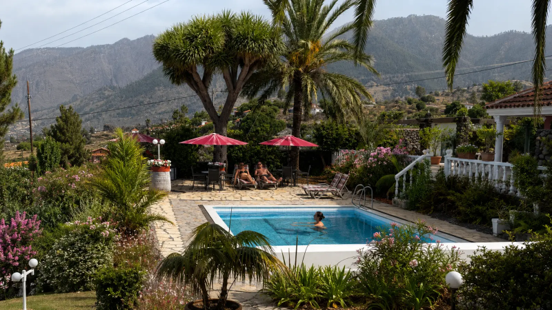 Piscina calefaccionada por energía solar - a unos 40 metros de distancia