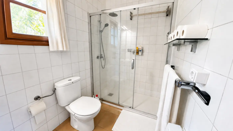 Salle de bain avec douche